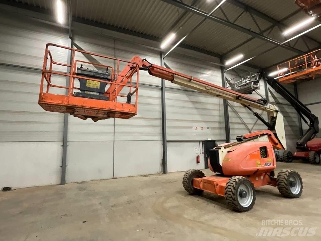 JLG 600 AJ Iseliikuvad poomtõstukid
