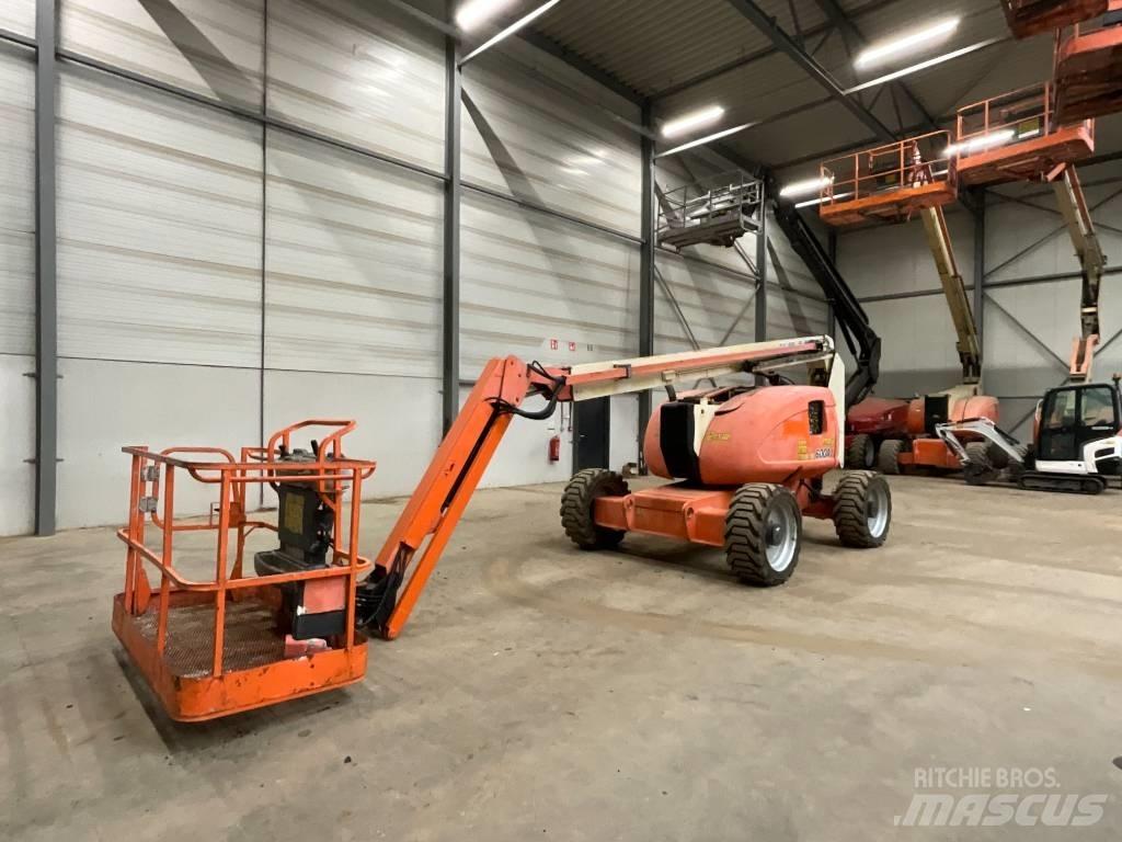 JLG 600 AJ Iseliikuvad poomtõstukid