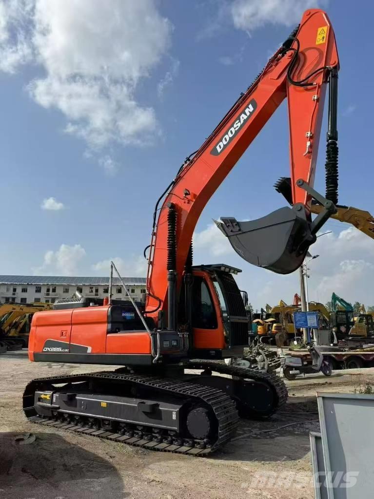 Doosan 225 LCA Roomikekskavaatorid