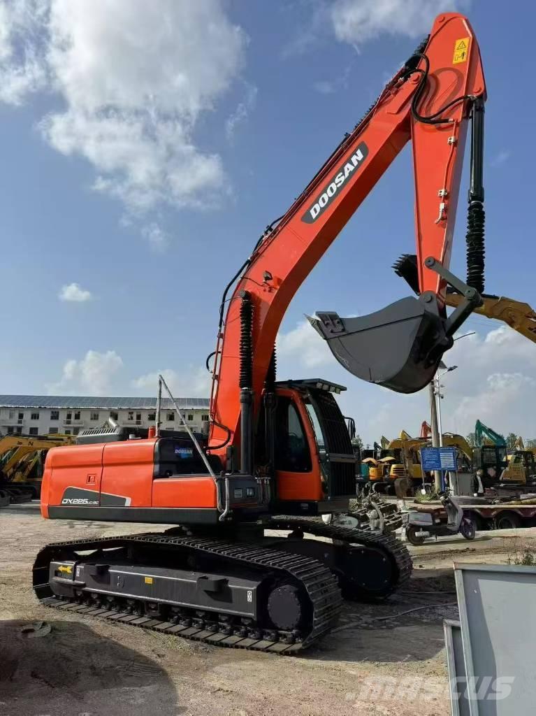 Doosan 225 LCA Roomikekskavaatorid