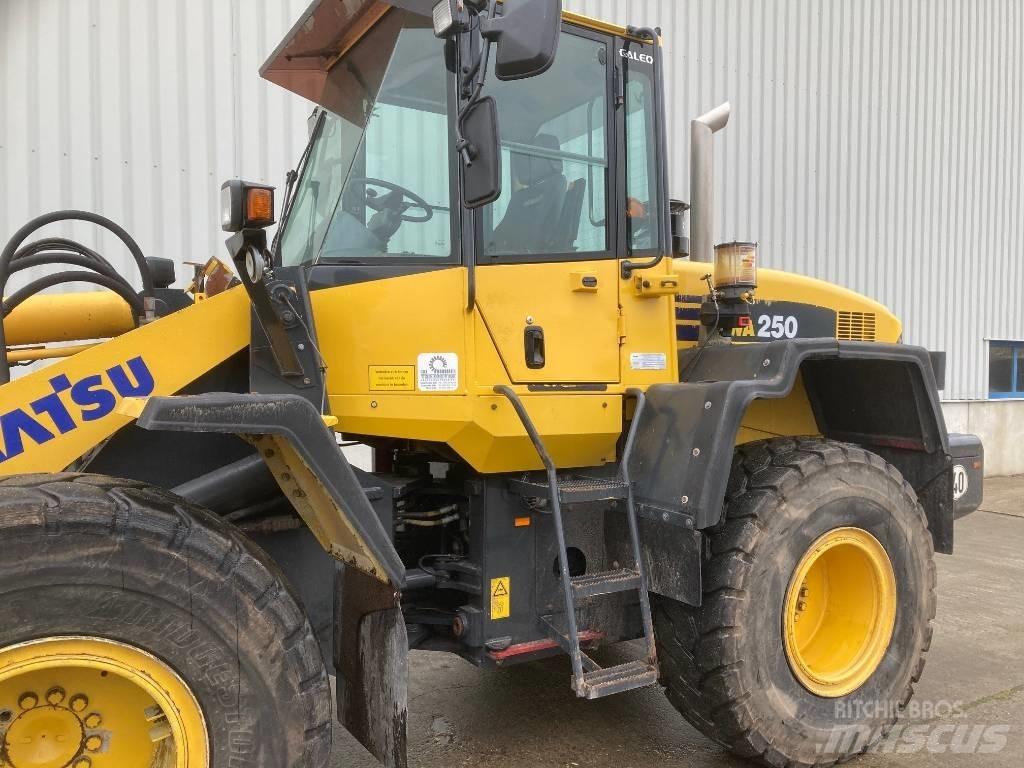 Komatsu WA 250 Rataslaadurid