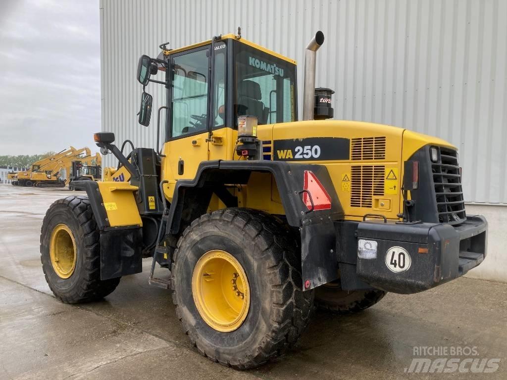 Komatsu WA 250 Rataslaadurid