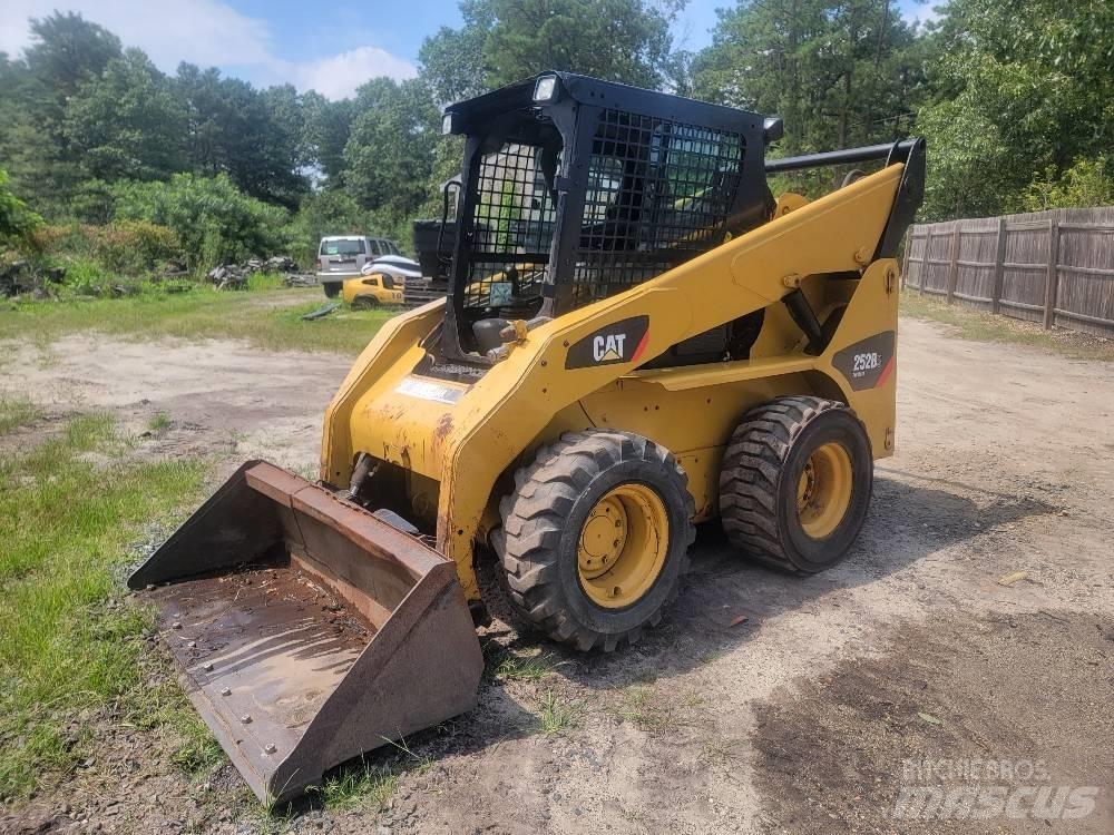 CAT 252 B 3 Kompaktlaadurid