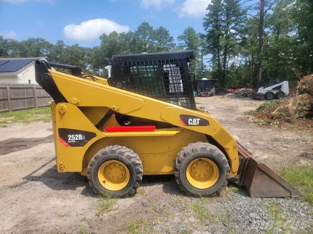 CAT 252 B 3 Kompaktlaadurid