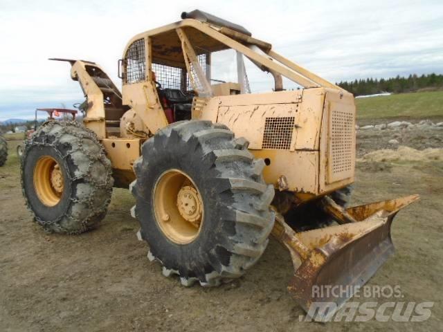 Clark 664B Väljaveotraktorid