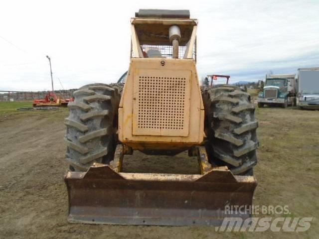 Clark 664B Väljaveotraktorid