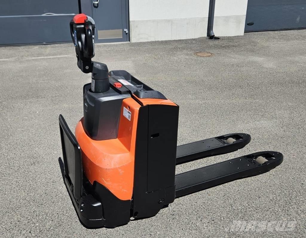 Toyota LWE 200 (myyty) Platvormiga alusesiirdaja