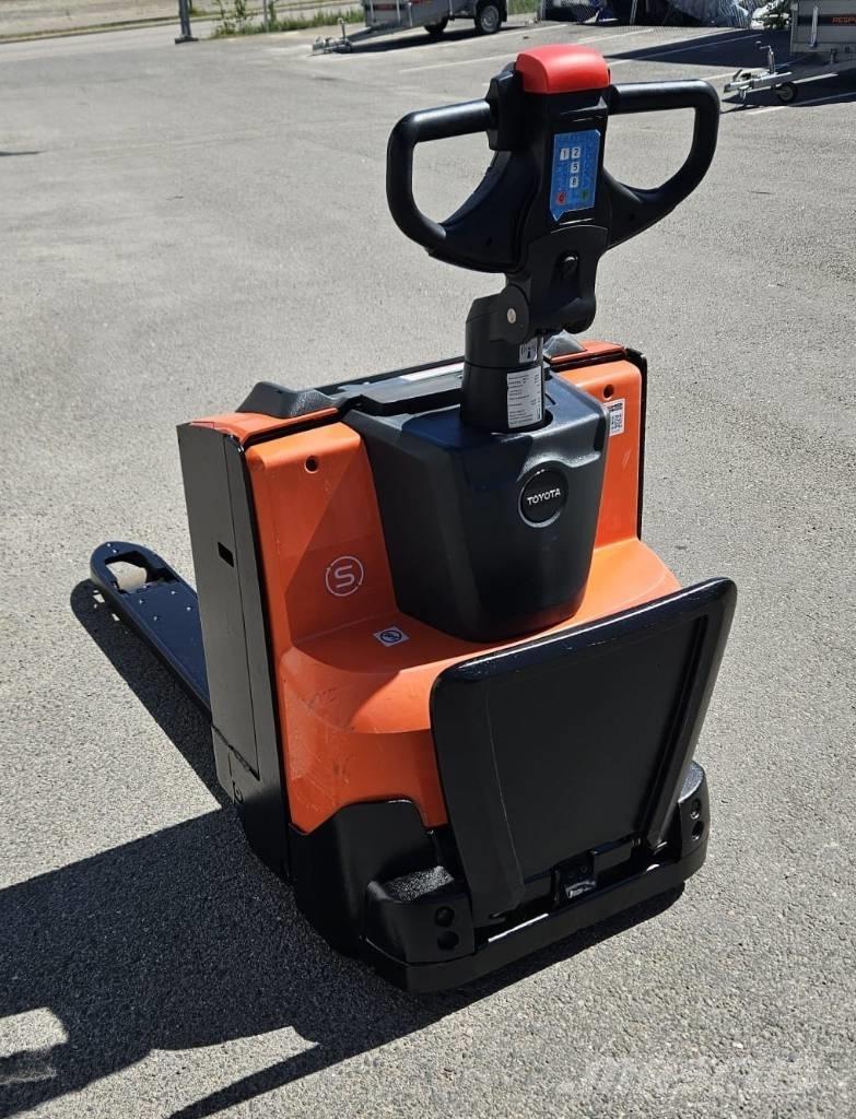 Toyota LWE 200 (myyty) Platvormiga alusesiirdaja