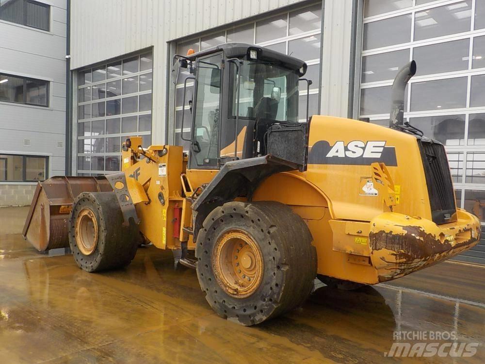 CASE 821 F Rataslaadurid