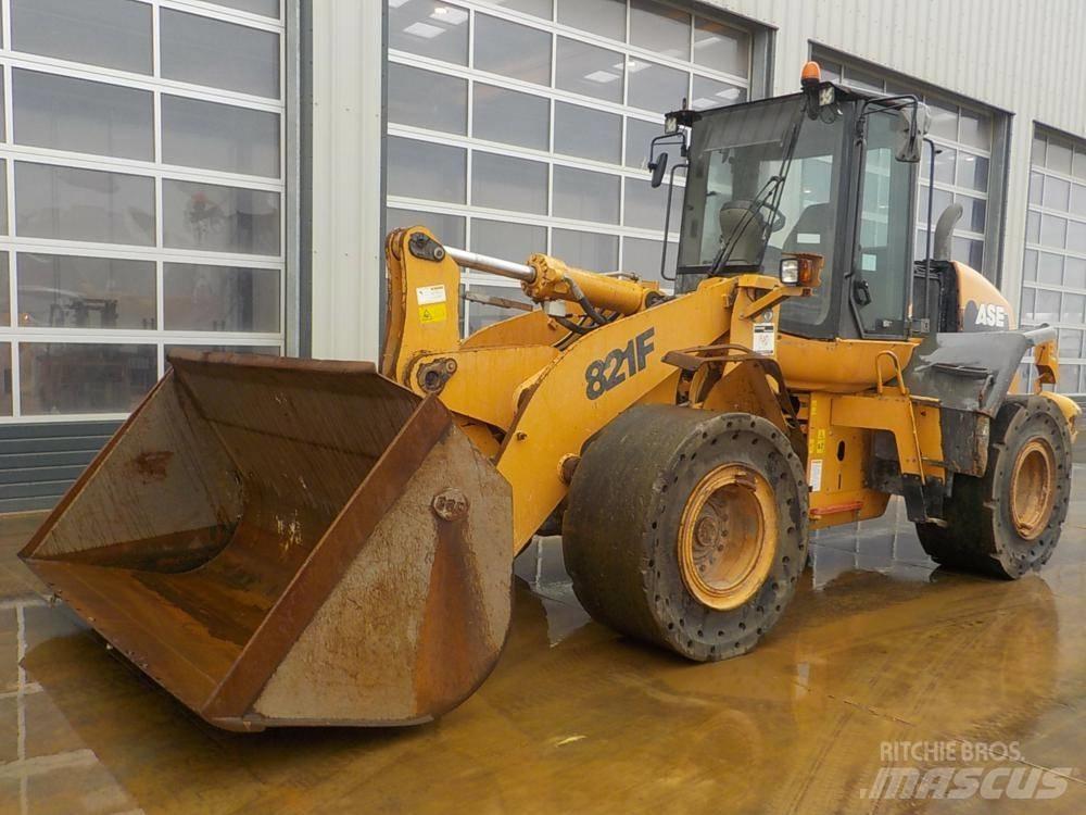 CASE 821 F Rataslaadurid
