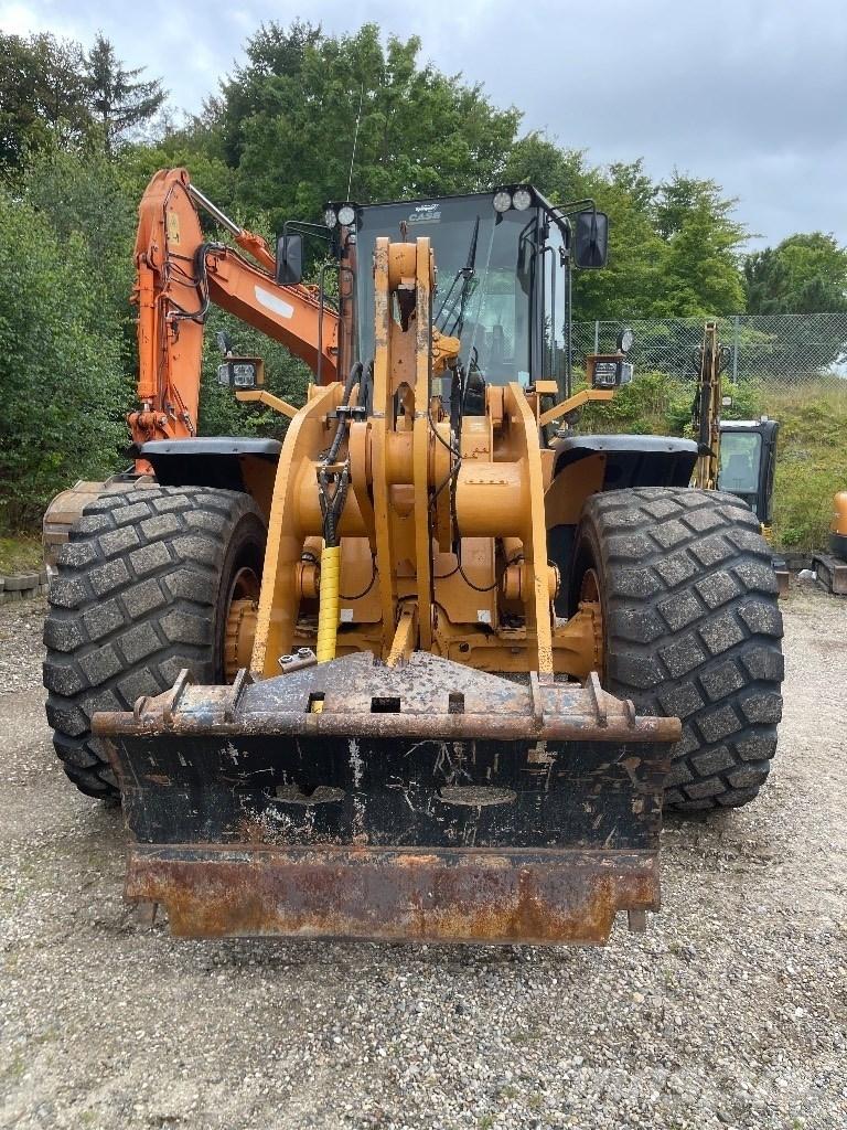 CASE 821 E Rataslaadurid