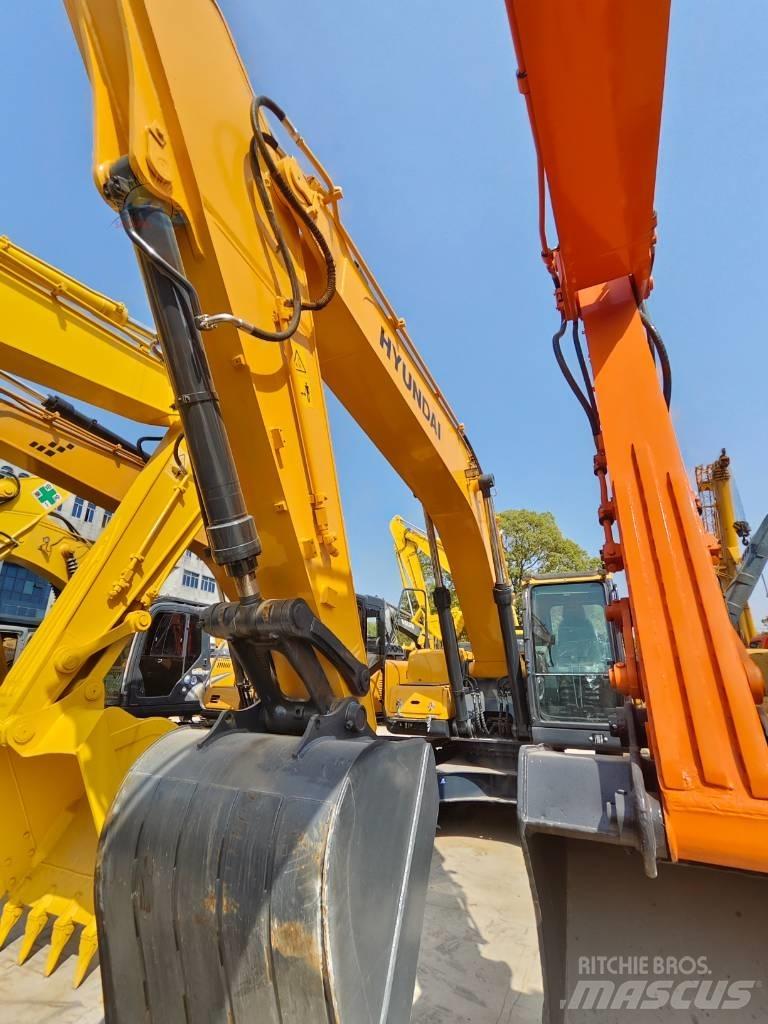 Hyundai R220LC-9S Roomikekskavaatorid