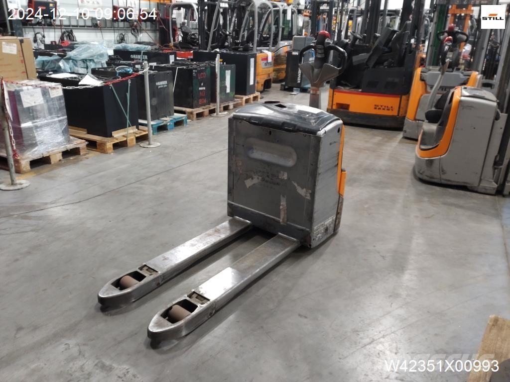 Still EXU16 Järelkäidavad virnastajad