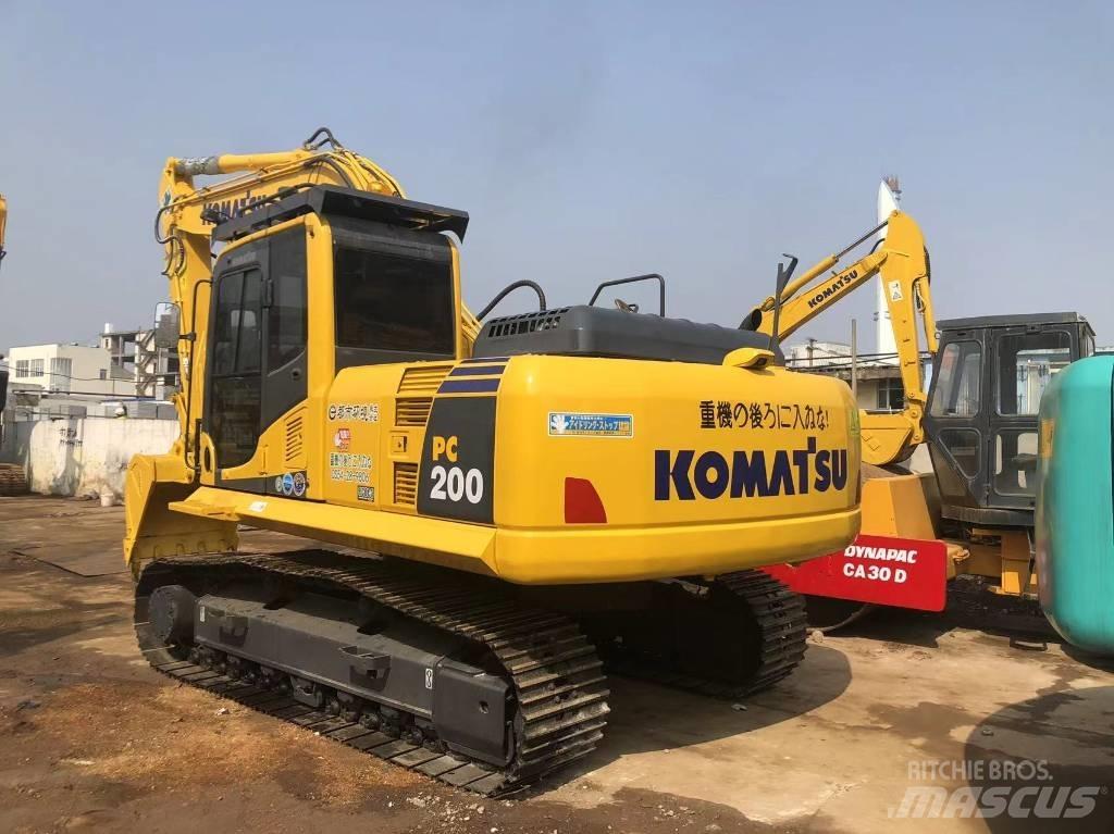 Komatsu PC 220-8 Roomikekskavaatorid
