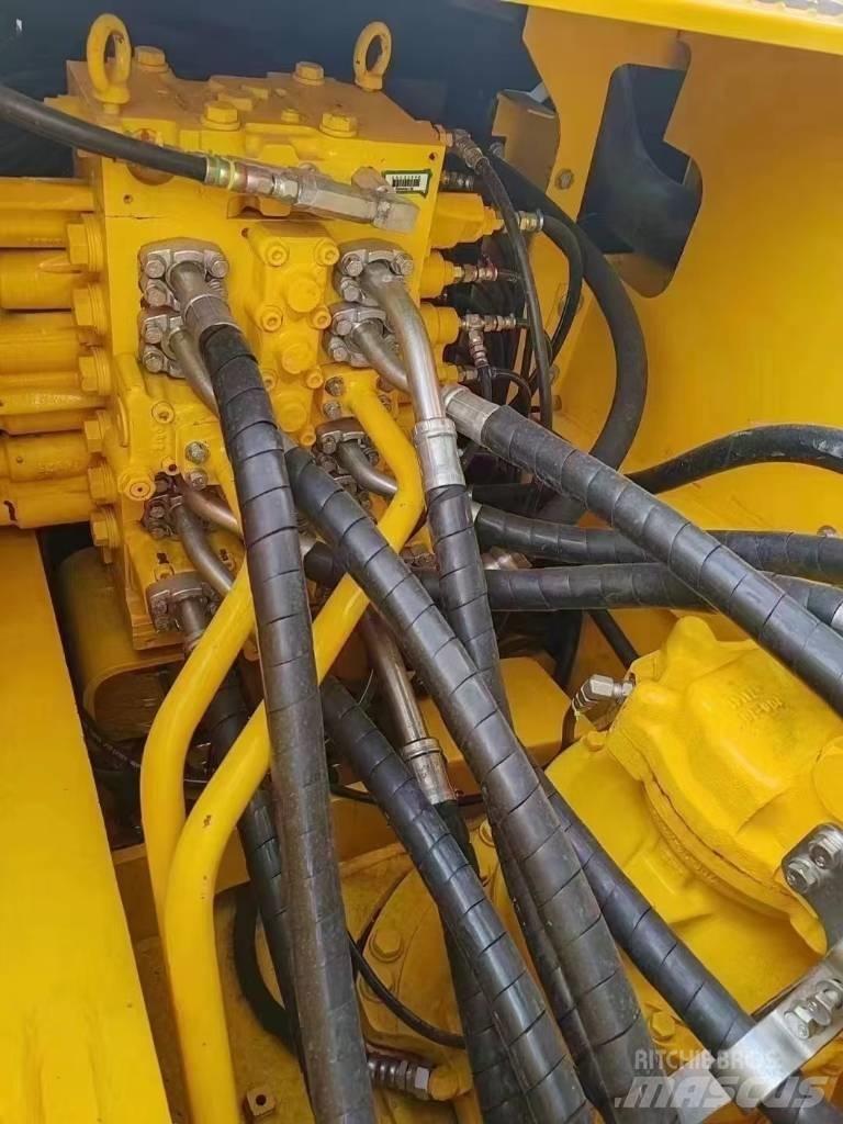 Komatsu 240LC-8 Roomikekskavaatorid
