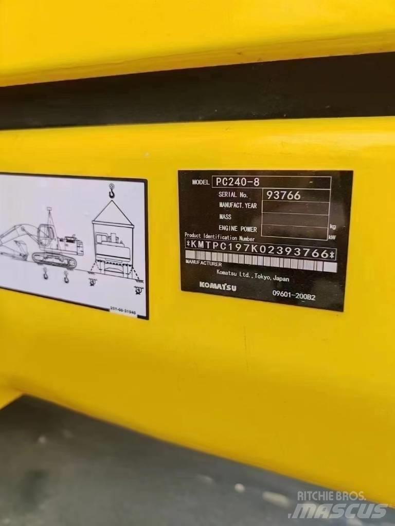 Komatsu 240LC-8 Roomikekskavaatorid