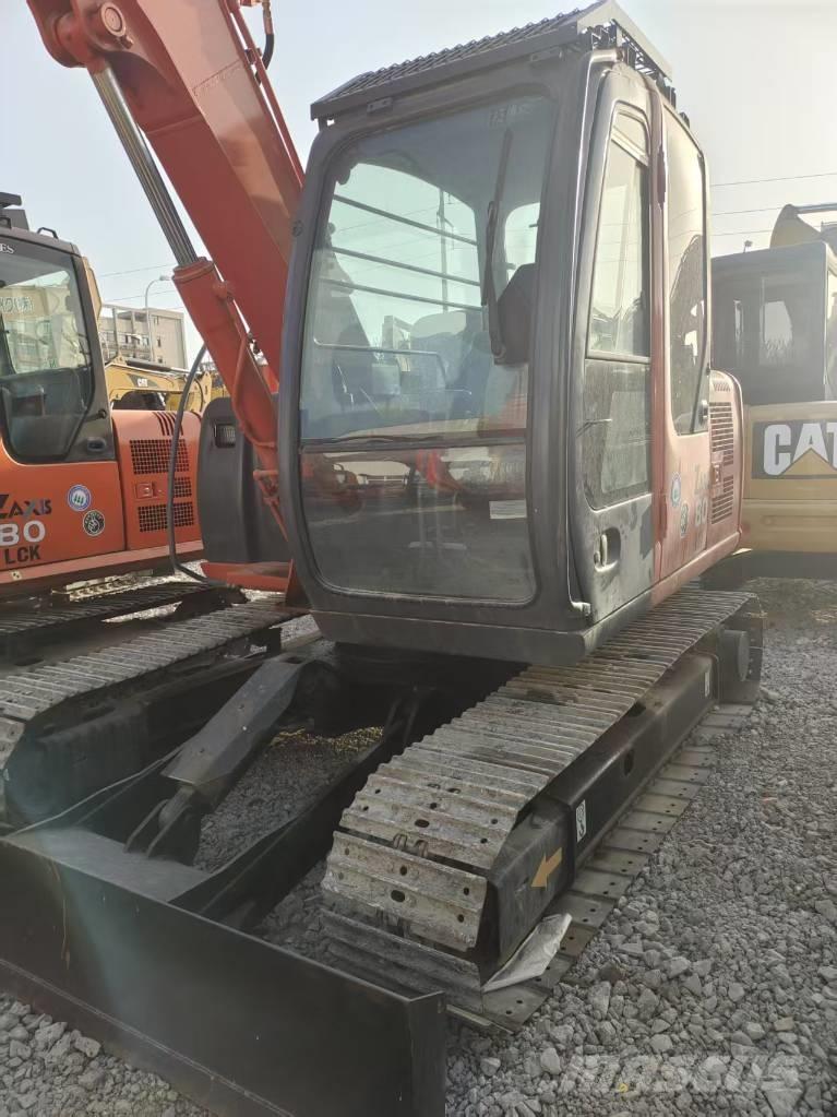 Hitachi ZX 80 Väikeekskavaatorid 7t-12t