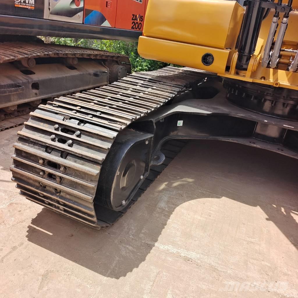 CAT 320 Roomikekskavaatorid