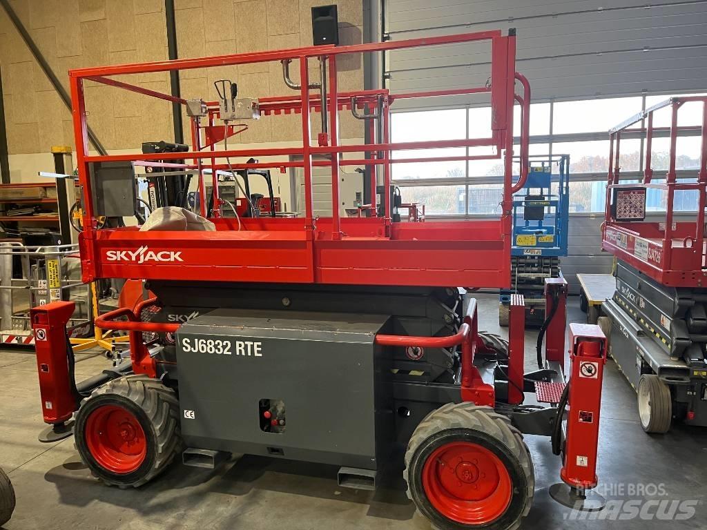 SkyJack SJ 6832 RTE Käärtõstukid