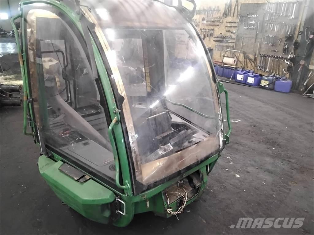 John Deere 1270E Kabiinid