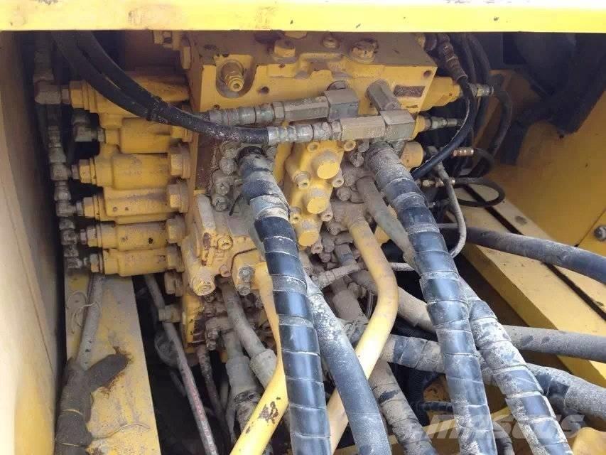 Komatsu PC 220-7 Roomikekskavaatorid