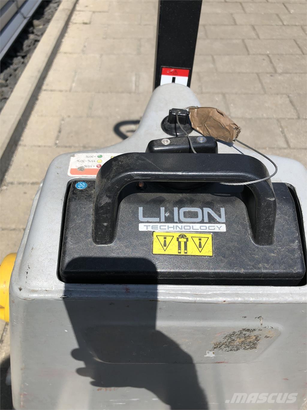 Still ECH 12 C Järelkäidavad virnastajad