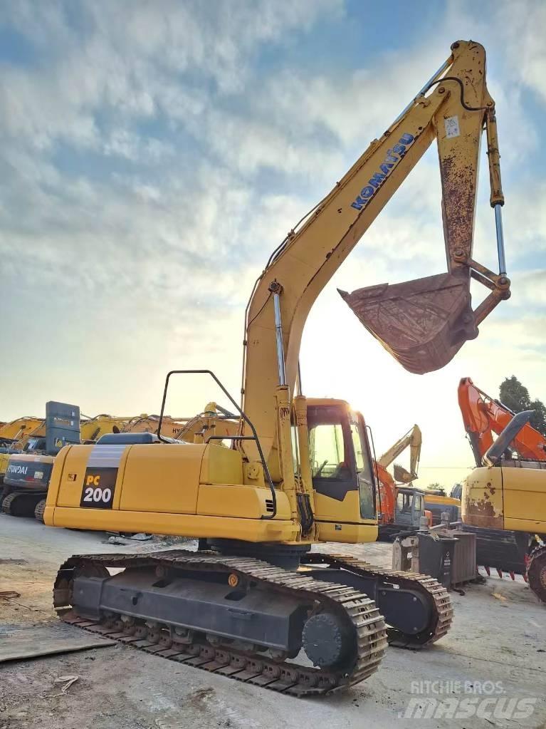 Komatsu PC 200-7 Roomikekskavaatorid
