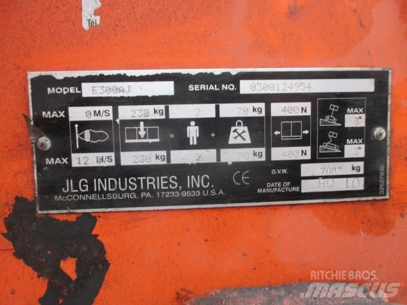 JLG E 300 AJ Iseliikuvad poomtõstukid
