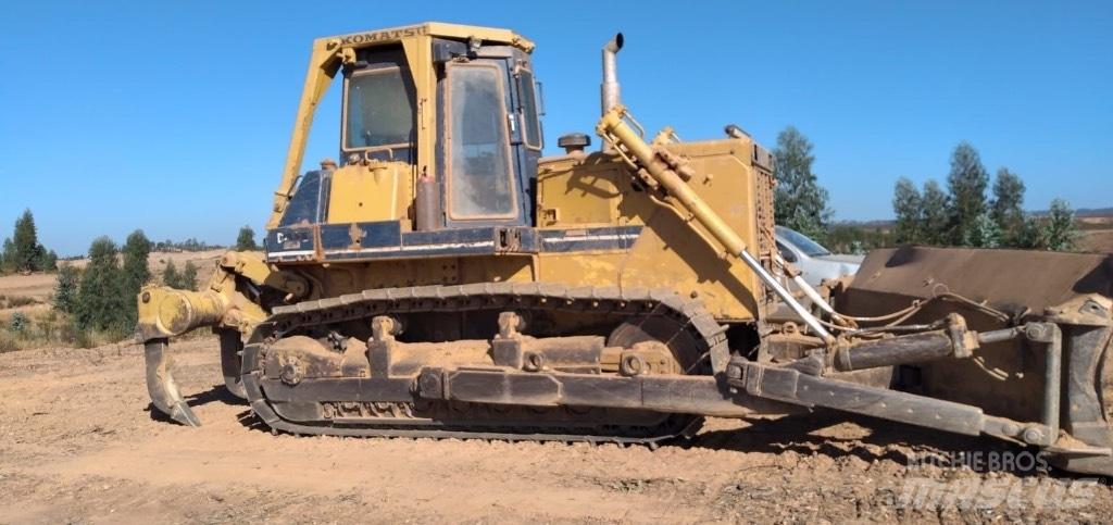 Komatsu D 85 E-21 Buldooserid