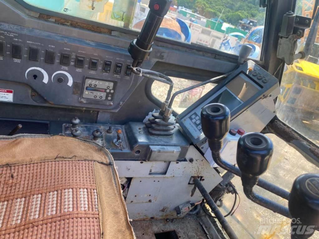 Kobelco CKE 2500 Roomikkraanad