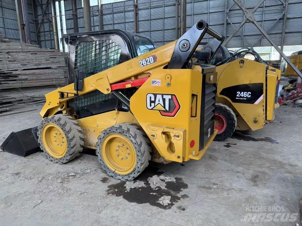 CAT 246C and 262D Kompaktlaadurid