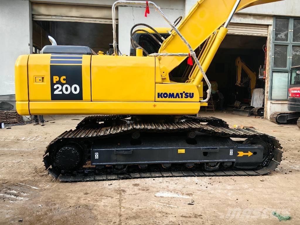 Komatsu PC 200-7 Roomikekskavaatorid