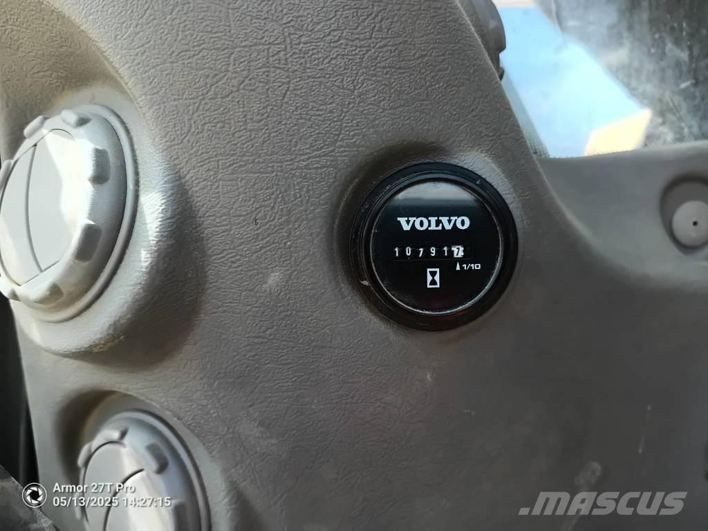 Volvo EC 300 D N L Roomikekskavaatorid
