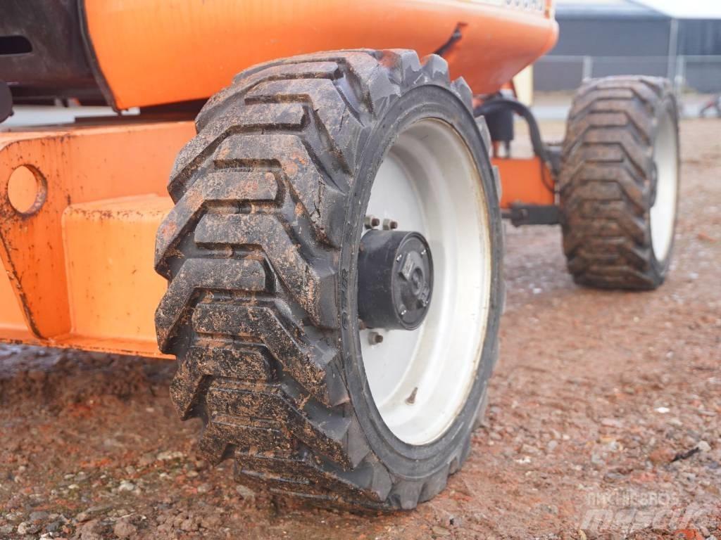 JLG 600 AJ Iseliikuvad poomtõstukid