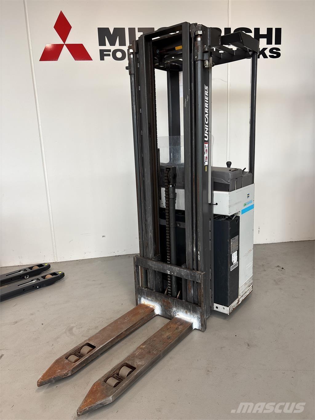 Atlet A160 Platvormiga virnastajad