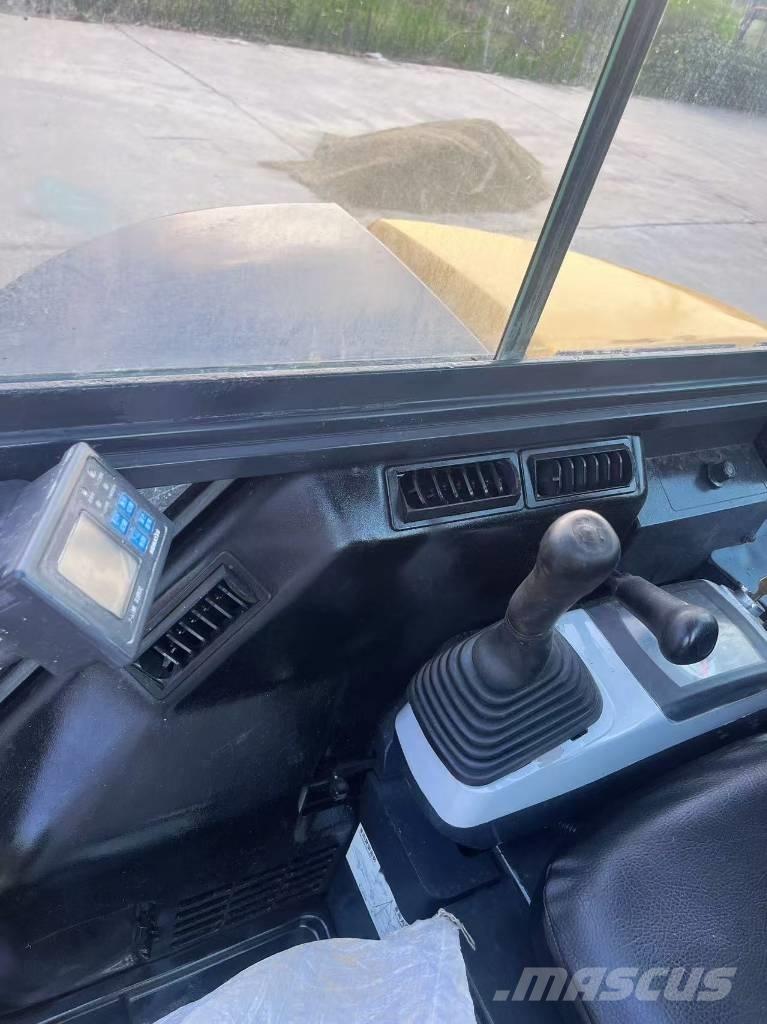Komatsu PC 40 MR Roomikekskavaatorid