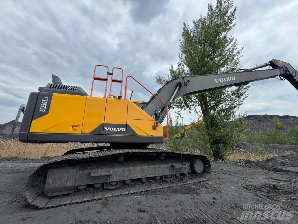 Volvo EC250ELR Roomikekskavaatorid