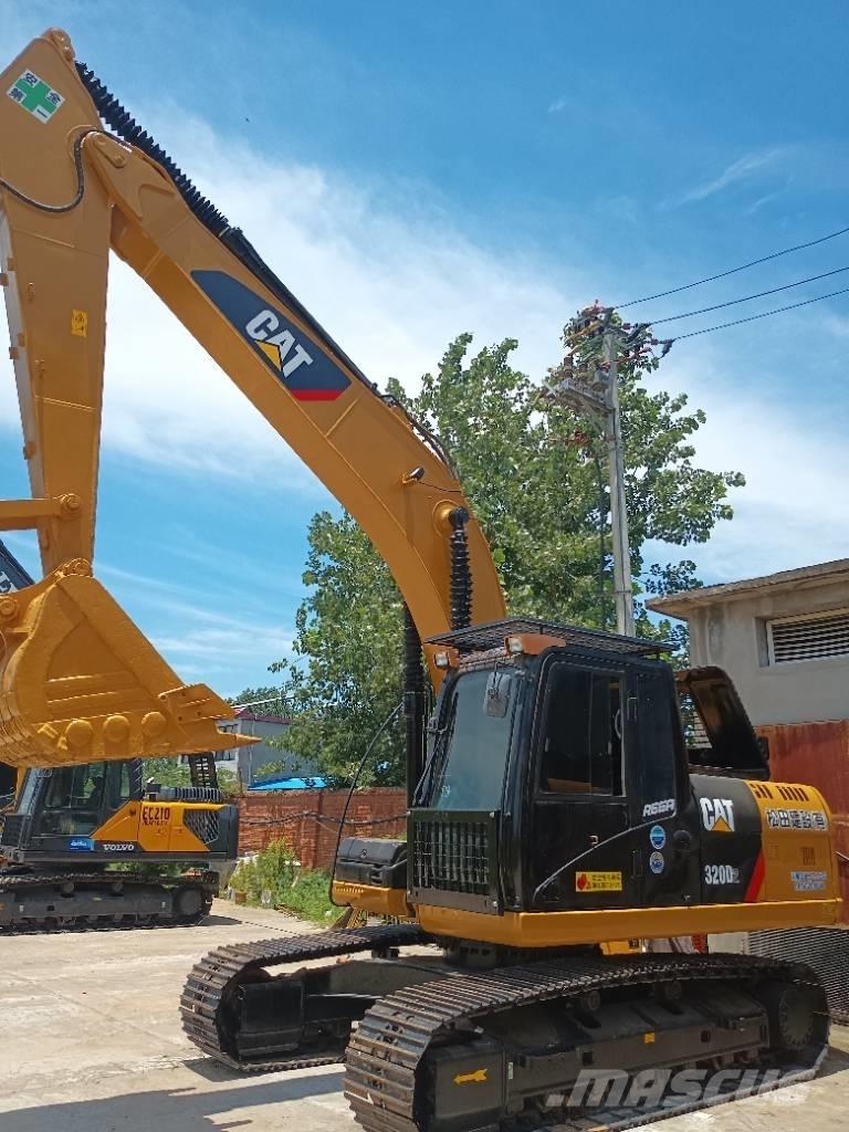 CAT 320 D2 Roomikekskavaatorid