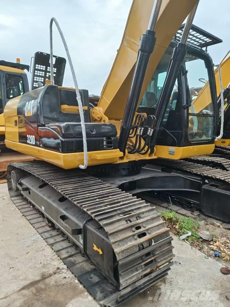 CAT 320 D Roomikekskavaatorid