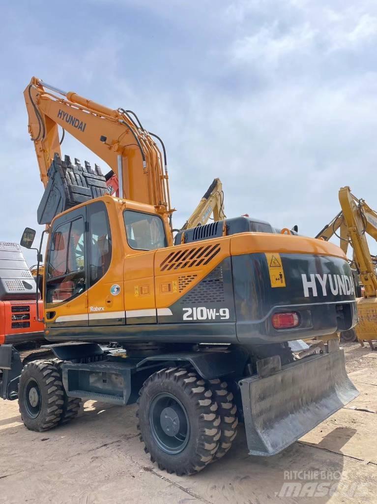 Hyundai R210W-9 Ratasekskavaatorid