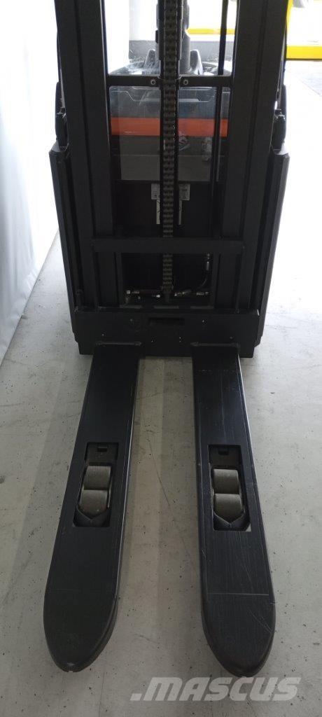 Toyota SPE160L Platvormiga virnastajad