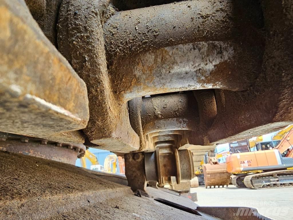 Komatsu PC210LC-8 Roomikekskavaatorid
