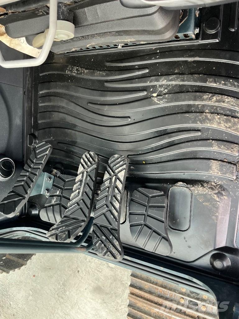 Hyundai HX140L Roomikekskavaatorid