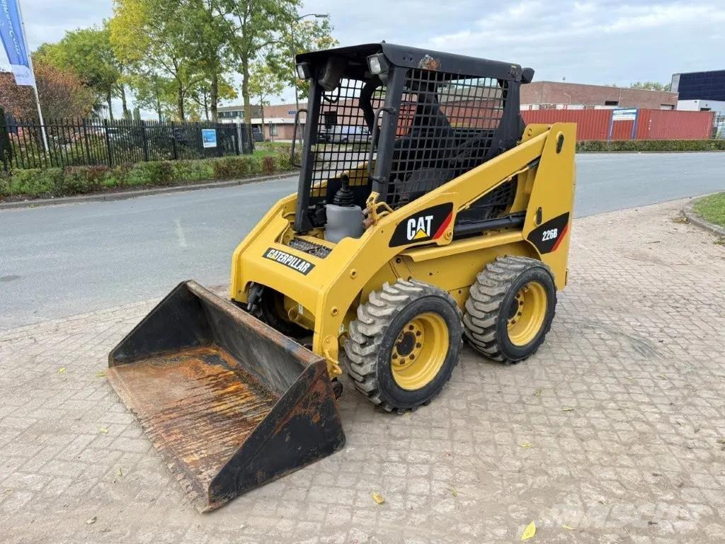 CAT 216B Kompaktlaadurid