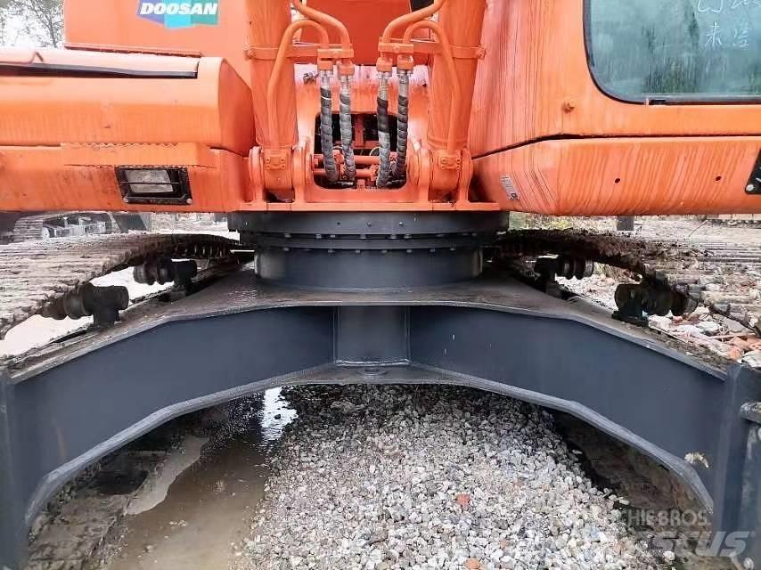 Doosan 225 LC-9 Roomikekskavaatorid