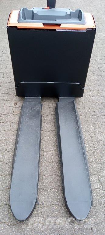 Toyota LWE 200 Järelkäidavad virnastajad