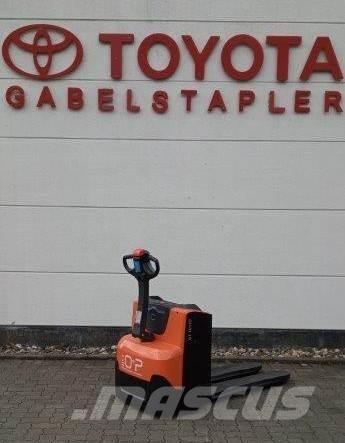 Toyota LWE 200 Järelkäidavad virnastajad