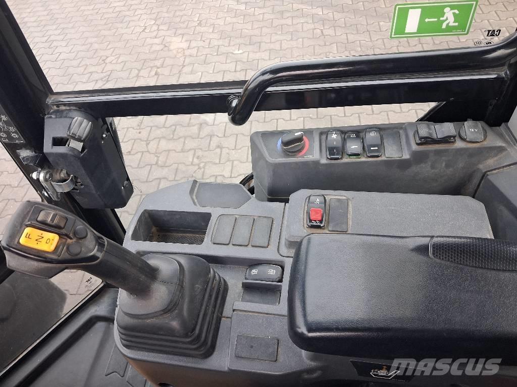 CAT 906 Rataslaadurid