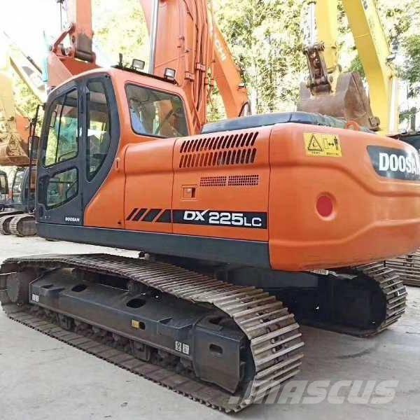 Doosan DX 225 Roomikekskavaatorid