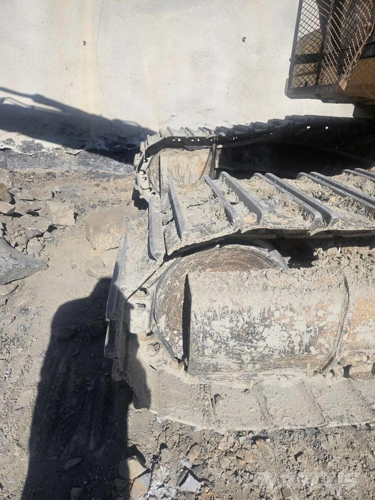 CAT 330 Roomikekskavaatorid